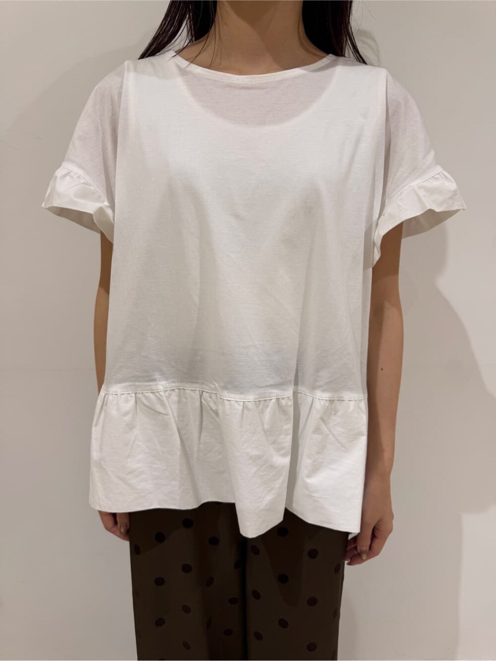 ホワイト系のTシャツ/カットソー、ブラウン系のその他パンツ、シルバー系のサンダルを着用したレディースの夏コーディネートの5枚目の写真