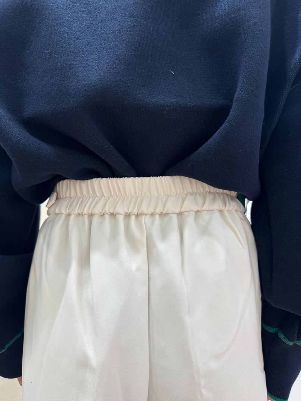 グリーン系のTシャツ/カットソー、ホワイト系のその他パンツ、ブラック系のパンプスを着用したレディースの秋コーディネートの7枚目の写真