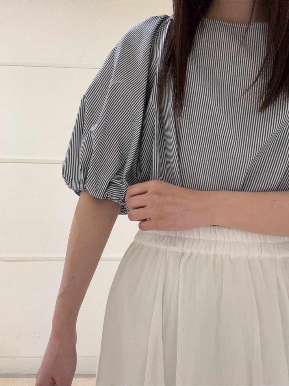 ベージュ系のシャツ/ブラウス、ホワイト系のスカート、ブラウン系のサンダルを着用したレディースの夏コーディネートの6枚目の写真
