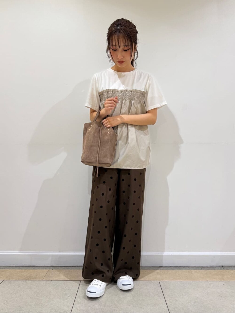 ホワイト系のTシャツ/カットソー、ブラウン系のその他パンツを着用したレディースの秋コーディネートの2枚目の写真