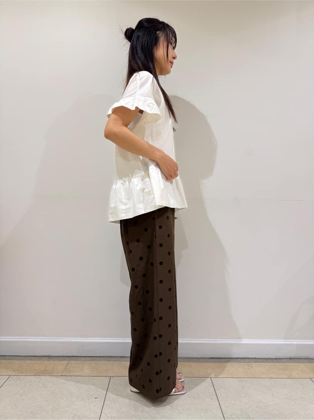 ホワイト系のTシャツ/カットソー、ブラウン系のその他パンツ、シルバー系のサンダルを着用したレディースの夏コーディネートの3枚目の写真