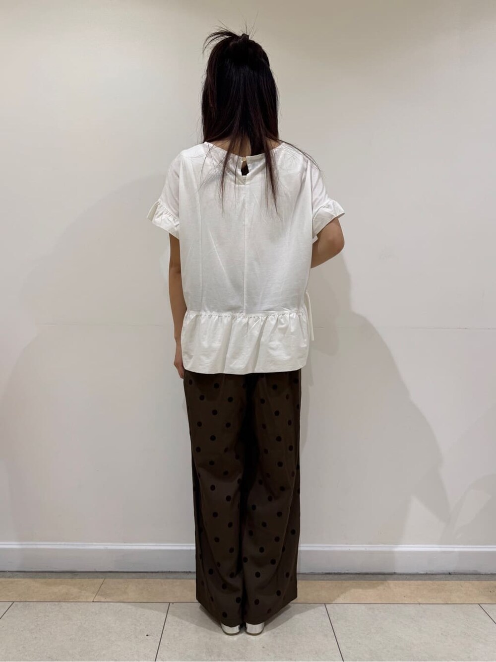 ホワイト系のTシャツ/カットソー、ブラウン系のその他パンツ、シルバー系のサンダルを着用したレディースの夏コーディネートの4枚目の写真