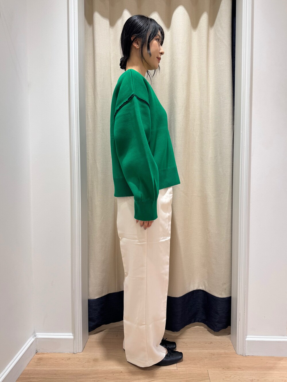 グリーン系のTシャツ/カットソー、ホワイト系のその他パンツ、ブラック系のパンプスを着用したレディースの秋コーディネートの3枚目の写真