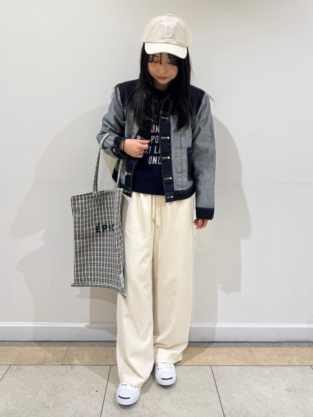 ブルー系のデニムジャケット、ブルー系のニット/セーター、ホワイト系のその他パンツを着用したレディースの冬コーディネートの2枚目の写真