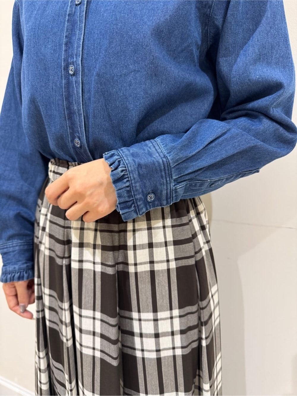 ブラウン系のスカート、ブラウン系のパンプス、ブラウン系のショルダーバッグを着用したレディースの秋コーディネートの6枚目の写真