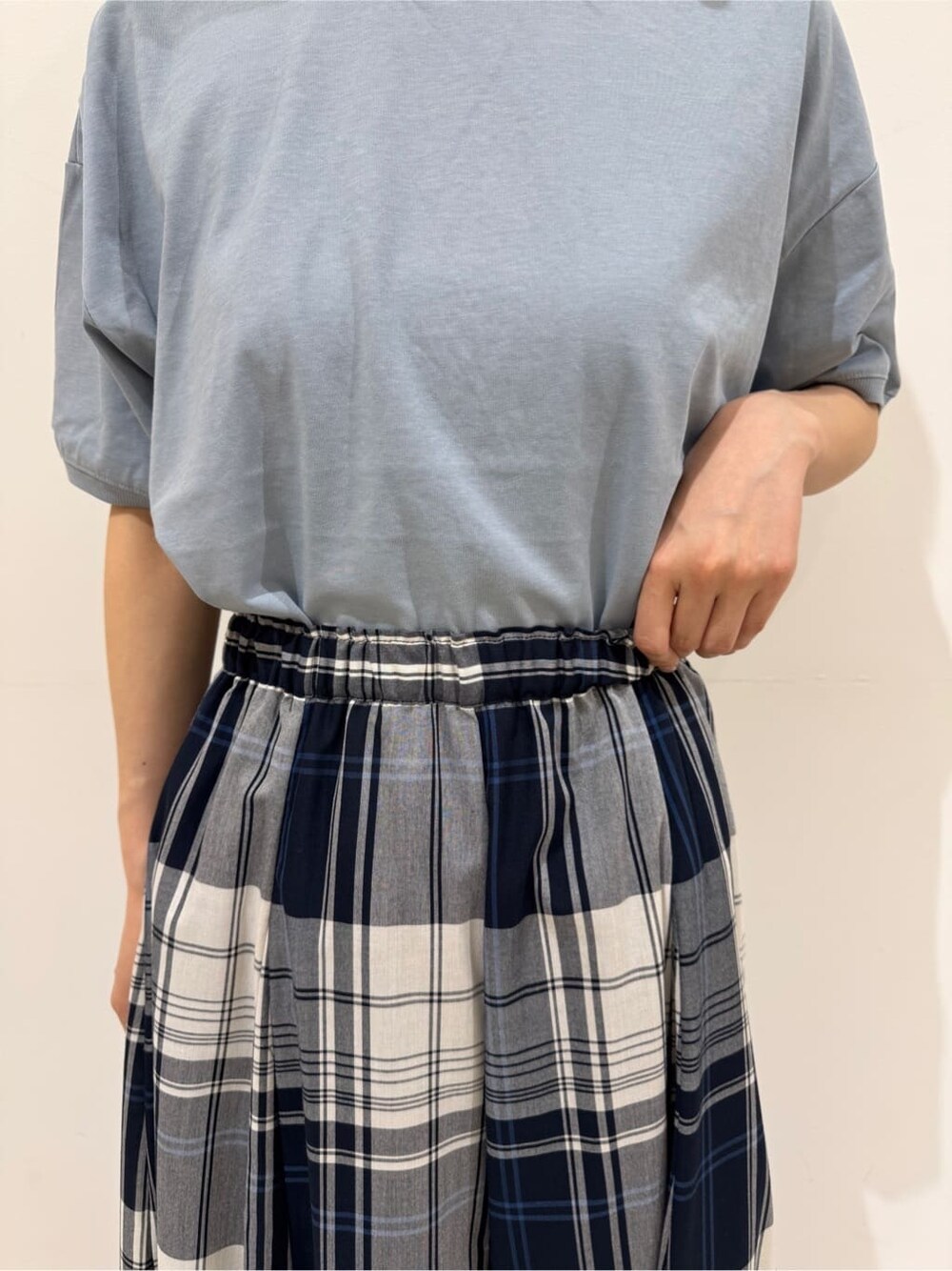 ブルー系のTシャツ/カットソー、ブルー系のスカート、イエロー系のトートバッグを着用したレディースの夏コーディネートの7枚目の写真
