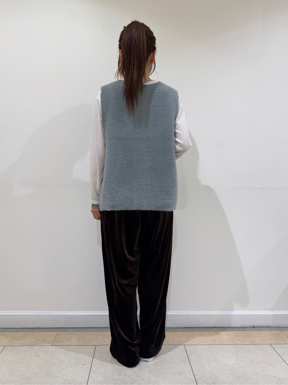 ホワイト系のTシャツ/カットソー、グレー系のベスト、ブラウン系のその他パンツを着用したレディースの秋コーディネートの4枚目の写真