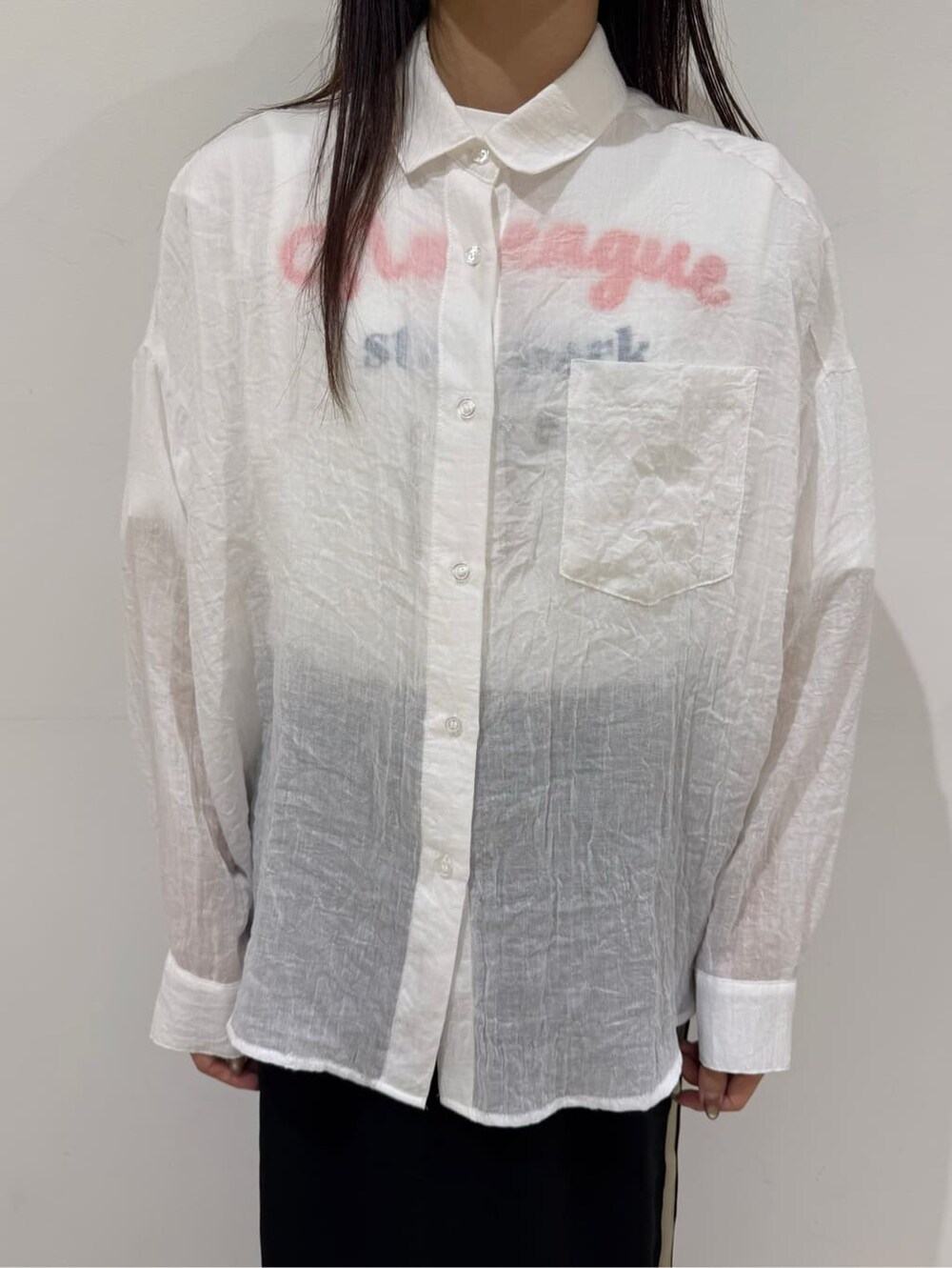 ホワイト系のTシャツ/カットソー、ホワイト系のシャツ/ブラウス、ブラック系のスカートを着用したレディースの夏コーディネートの8枚目の写真