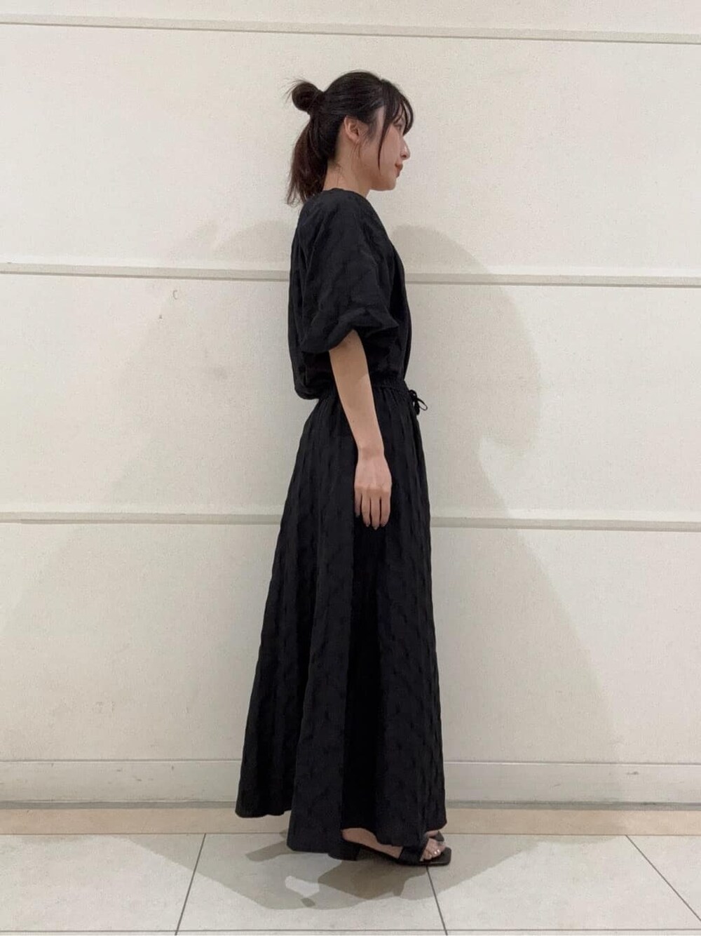 ブラック系のシャツ/ブラウス、ブラック系のスカート、ブラック系のサンダルを着用したレディースの夏コーディネートの3枚目の写真