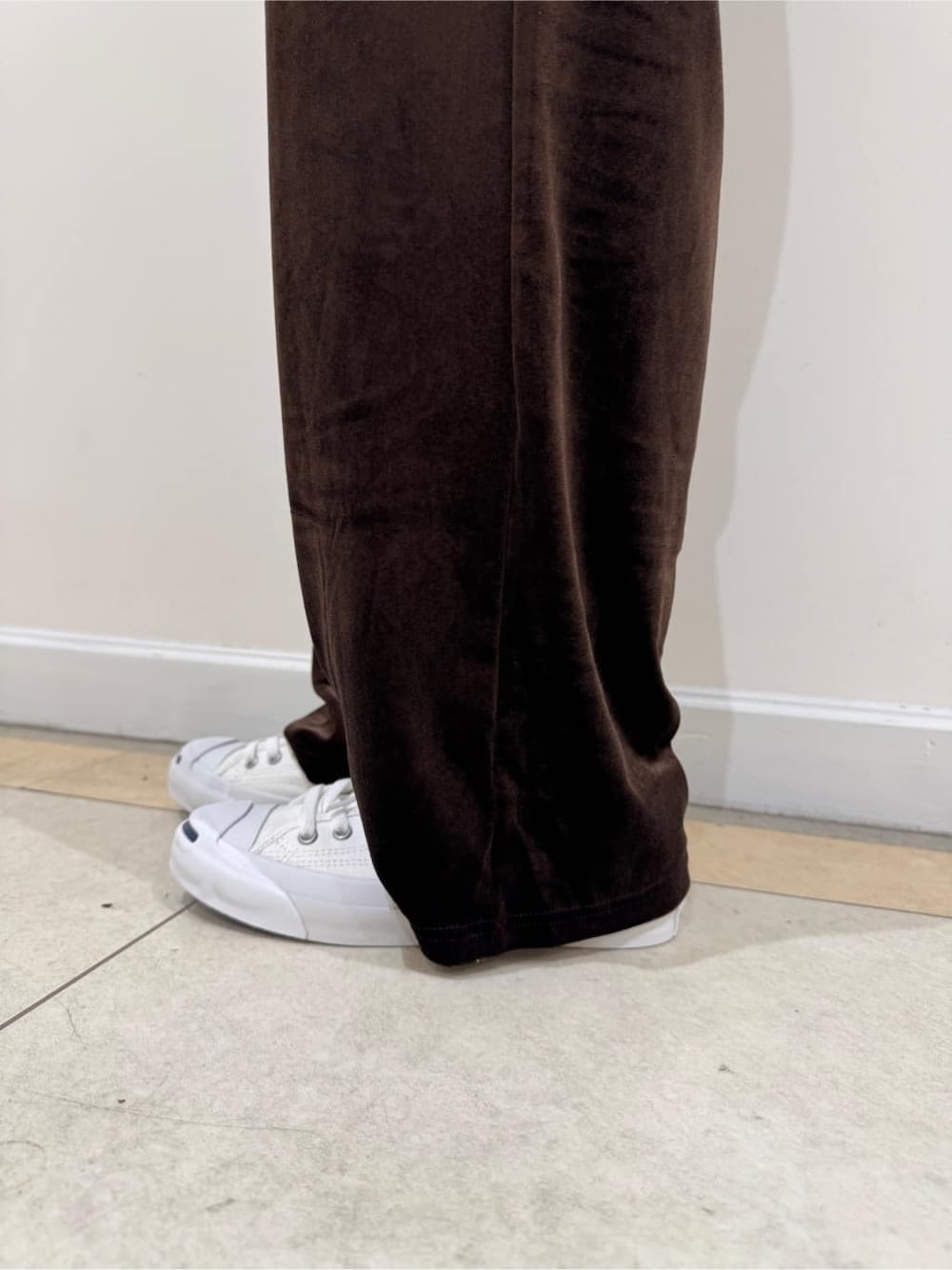 ホワイト系のTシャツ/カットソー、グレー系のベスト、ブラウン系のその他パンツを着用したレディースの秋コーディネートの9枚目の写真