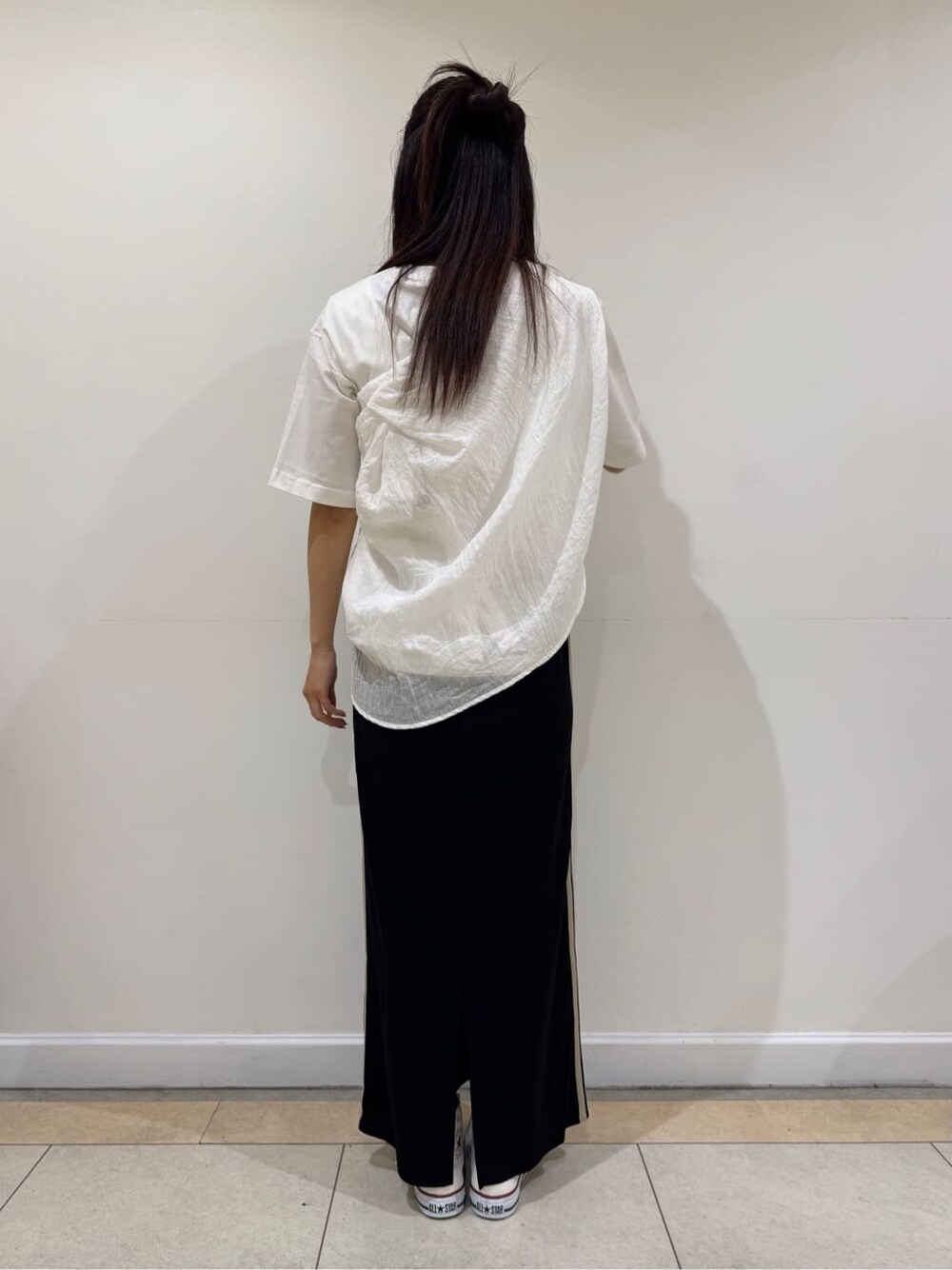 ホワイト系のTシャツ/カットソー、ホワイト系のシャツ/ブラウス、ブラック系のスカートを着用したレディースの夏コーディネートの4枚目の写真