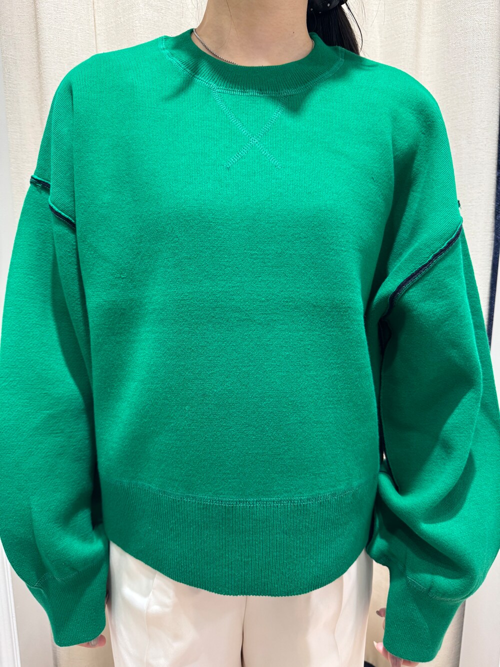 グリーン系のTシャツ/カットソー、ホワイト系のその他パンツ、ブラック系のパンプスを着用したレディースの秋コーディネートの5枚目の写真
