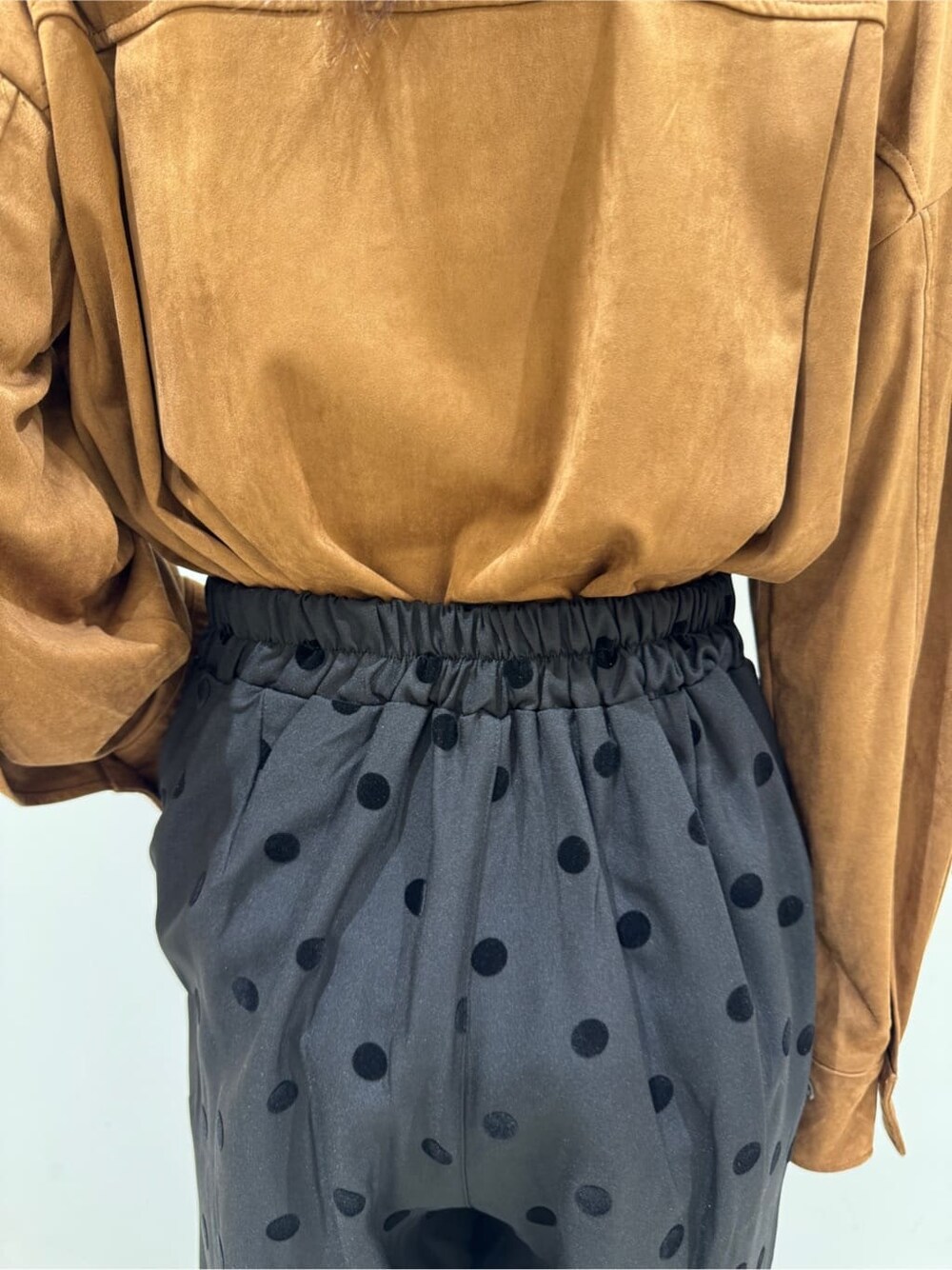 イエロー系のシャツ/ブラウス、ブラック系のその他パンツ、ブルー系のキャップを着用したレディースの秋コーディネートの7枚目の写真