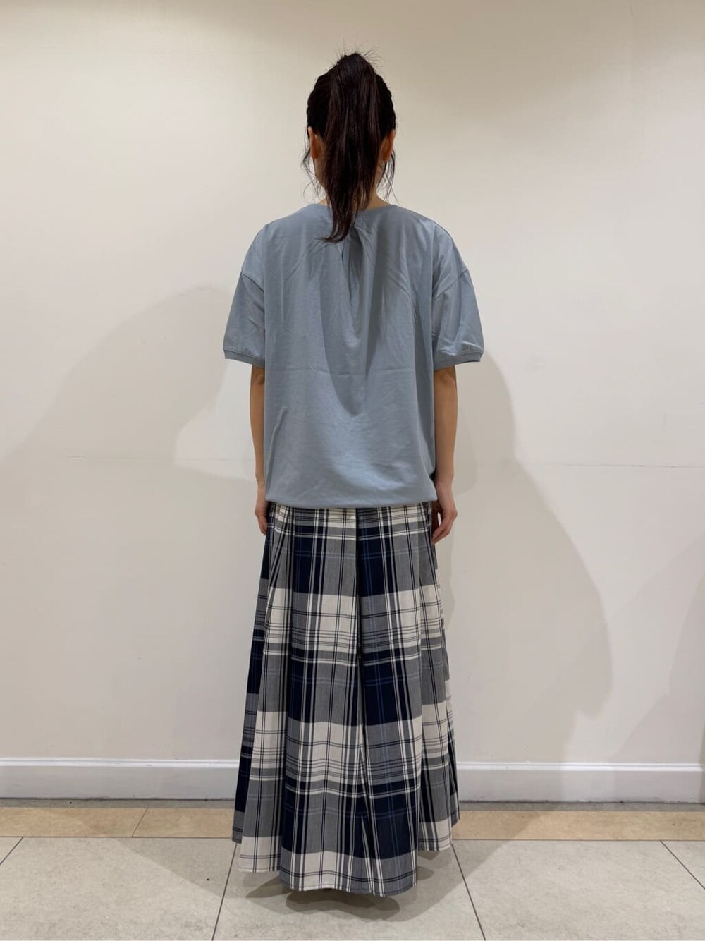 ブルー系のTシャツ/カットソー、ブルー系のスカート、イエロー系のトートバッグを着用したレディースの夏コーディネートの4枚目の写真