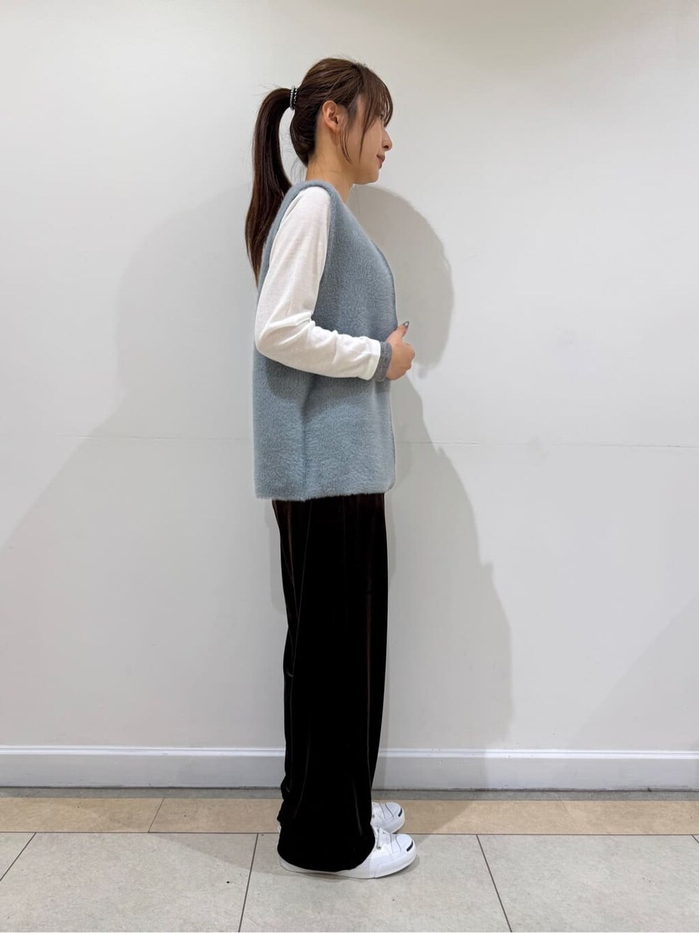 ホワイト系のTシャツ/カットソー、グレー系のベスト、ブラウン系のその他パンツを着用したレディースの秋コーディネートの3枚目の写真