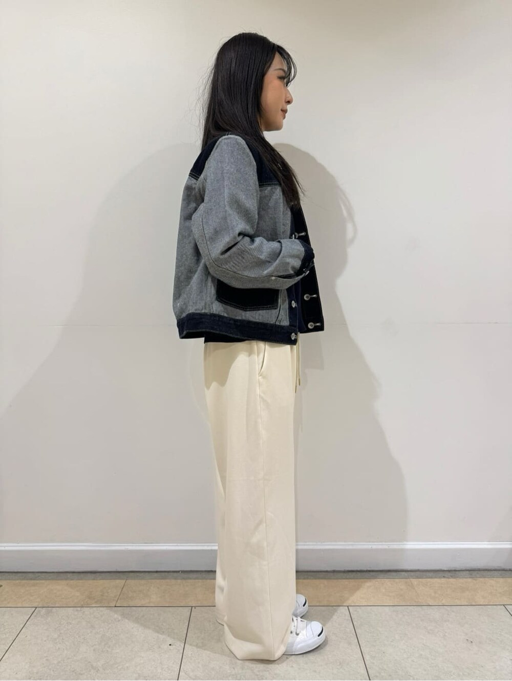 ブルー系のデニムジャケット、ブルー系のニット/セーター、ホワイト系のその他パンツを着用したレディースの冬コーディネートの3枚目の写真
