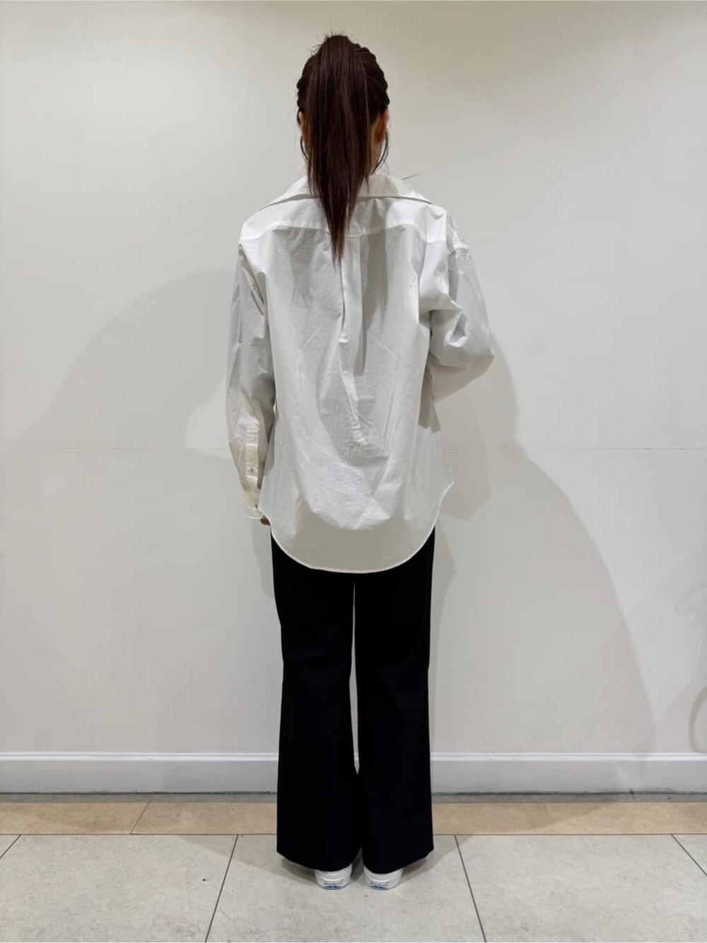 ブラウン系のTシャツ/カットソー、ホワイト系のシャツ/ブラウス、ブラック系のその他パンツを着用したレディースの秋コーディネートの4枚目の写真