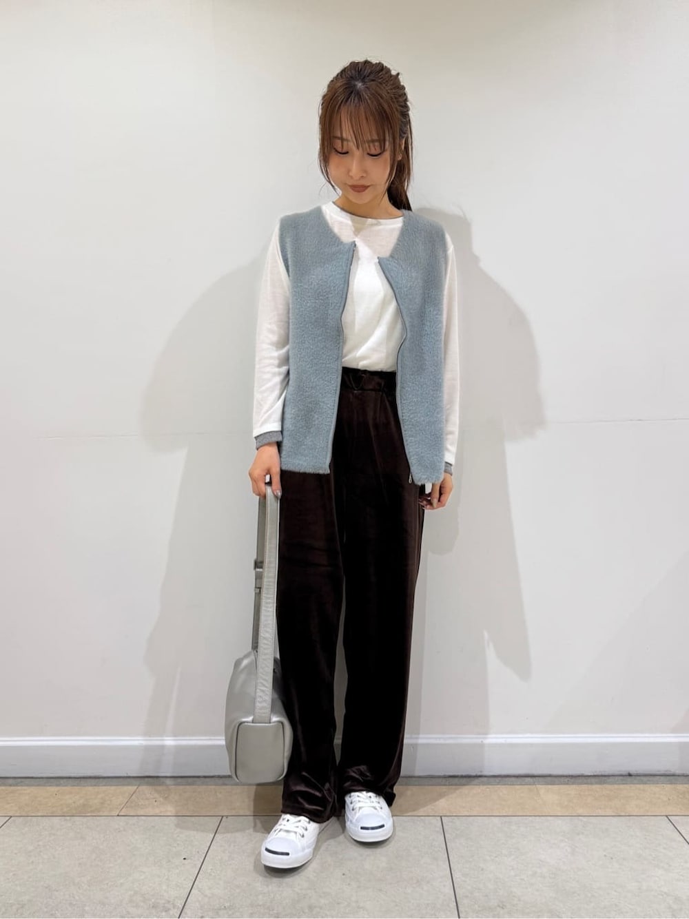 ホワイト系のTシャツ/カットソー、グレー系のベスト、ブラウン系のその他パンツを着用したレディースの秋コーディネートの2枚目の写真