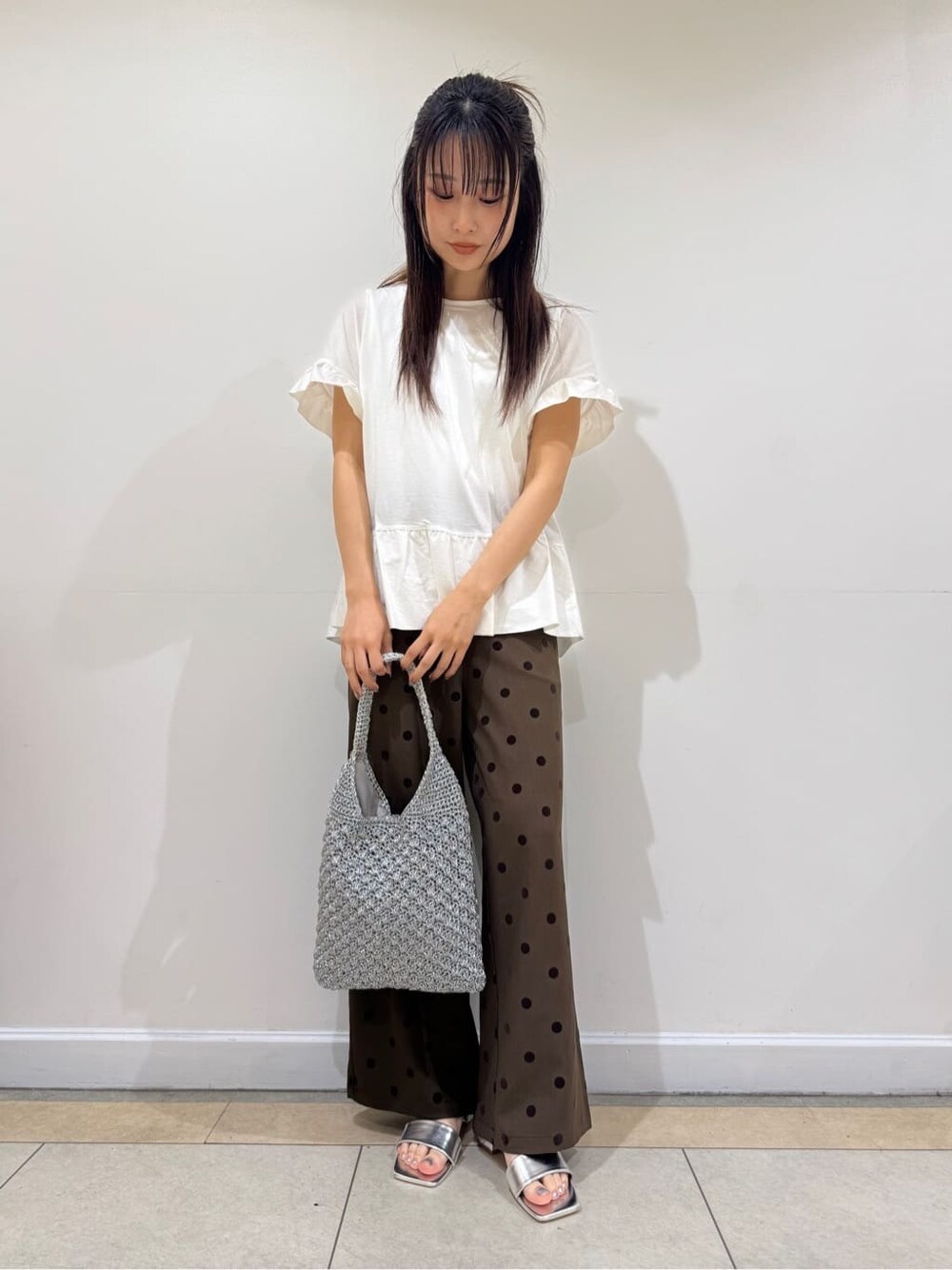 ホワイト系のTシャツ/カットソー、ブラウン系のその他パンツ、シルバー系のサンダルを着用したレディースの夏コーディネートの2枚目の写真
