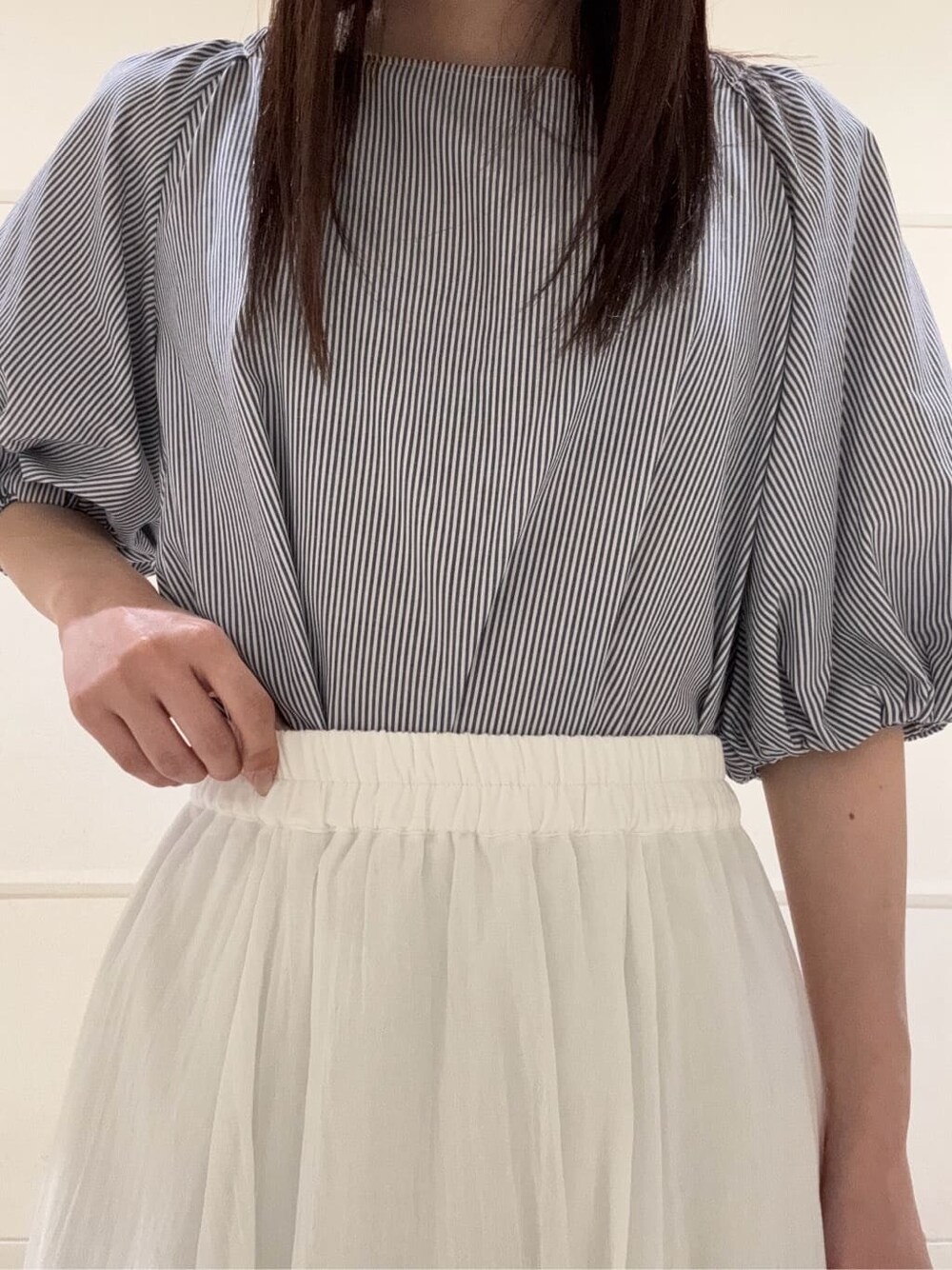 ベージュ系のシャツ/ブラウス、ホワイト系のスカート、ブラウン系のサンダルを着用したレディースの夏コーディネートの5枚目の写真
