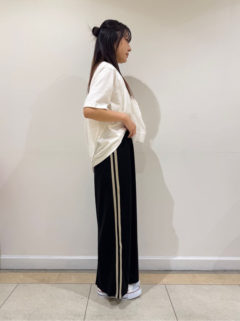 ホワイト系のTシャツ/カットソー、ホワイト系のシャツ/ブラウス、ブラック系のスカートを着用したレディースの夏コーディネートの3枚目の写真