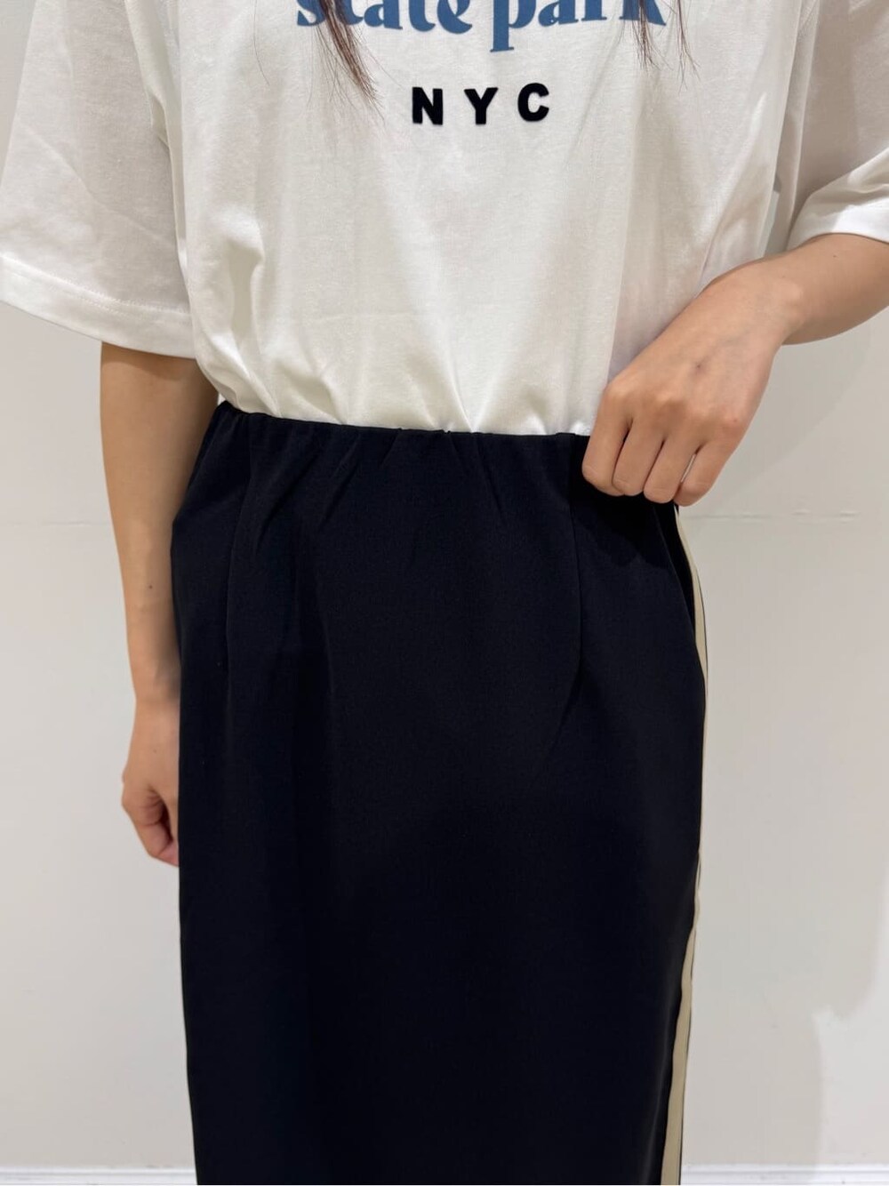 ホワイト系のTシャツ/カットソー、ホワイト系のシャツ/ブラウス、ブラック系のスカートを着用したレディースの夏コーディネートの7枚目の写真