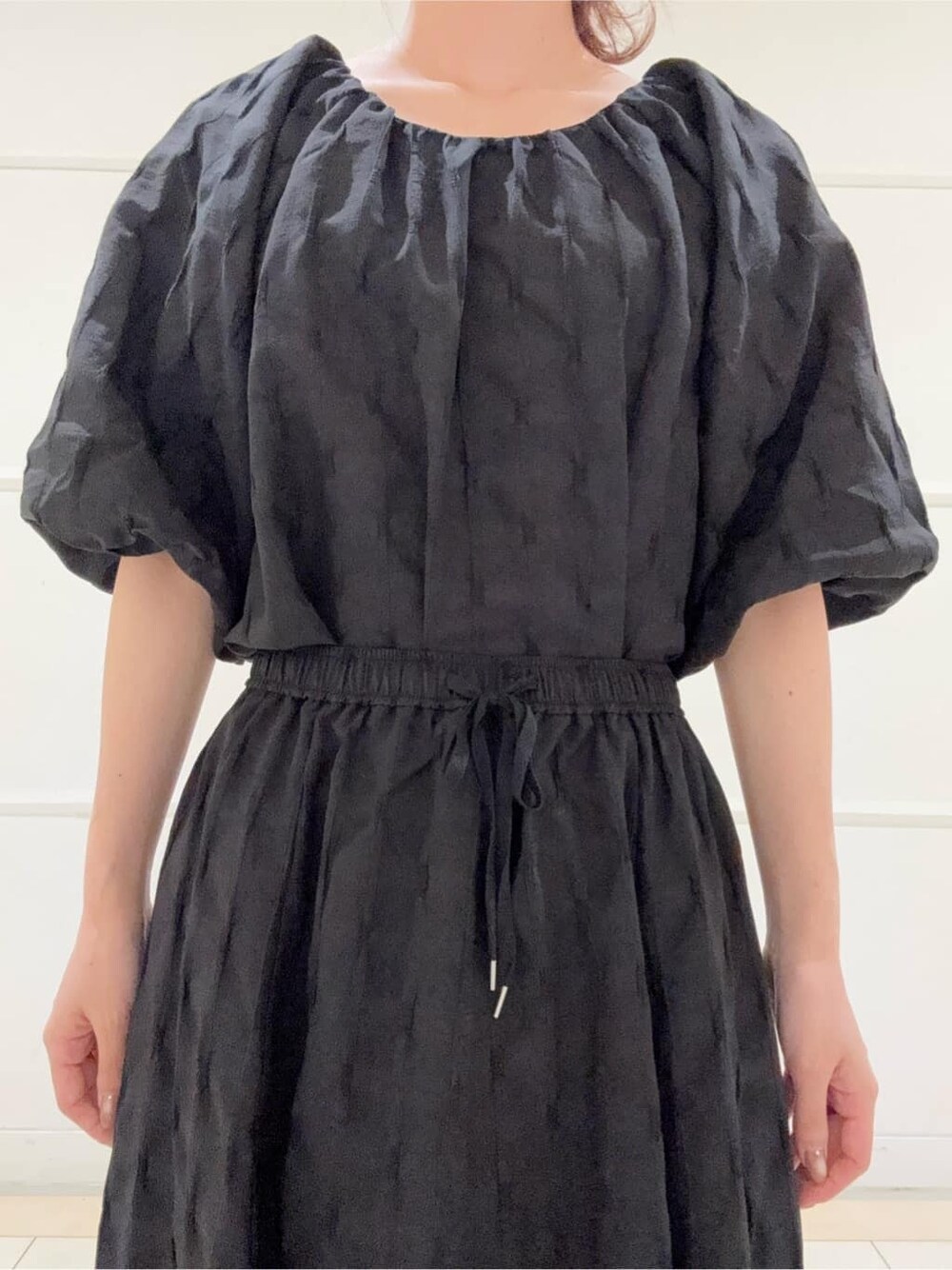 ブラック系のシャツ/ブラウス、ブラック系のスカート、ブラック系のサンダルを着用したレディースの夏コーディネートの5枚目の写真