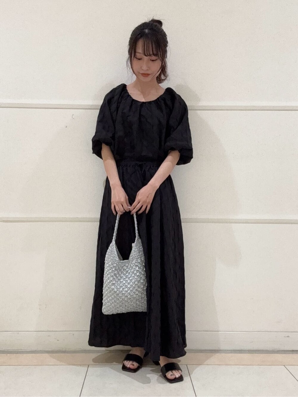 ブラック系のシャツ/ブラウス、ブラック系のスカート、ブラック系のサンダルを着用したレディースの夏コーディネートの2枚目の写真