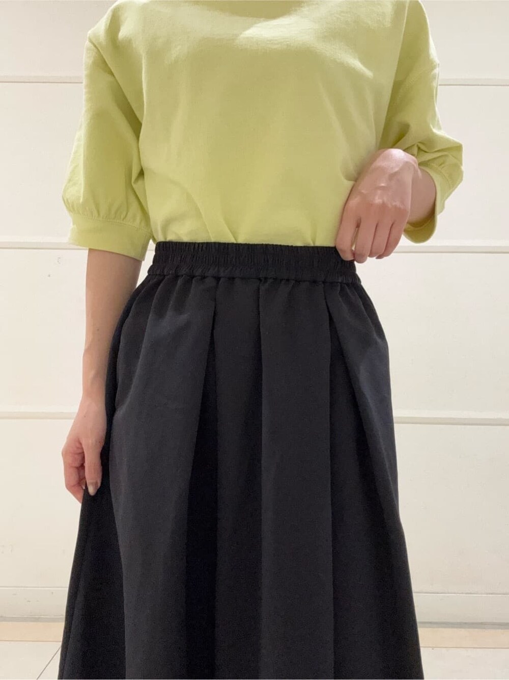 イエロー系のTシャツ/カットソー、ホワイト系のスニーカー、ホワイト系のショルダーバッグを着用したレディースの夏コーディネートの5枚目の写真