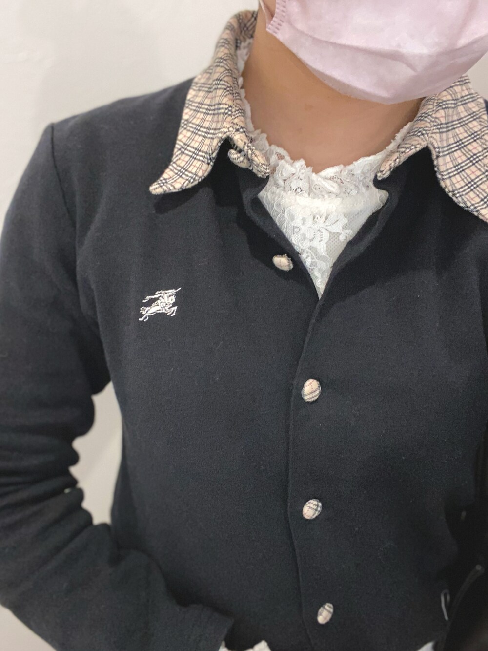 ホワイト系のスカート、その他のポロシャツ、ブラック系のソックス/靴下を着用したレディースの春コーディネートの2枚目の写真