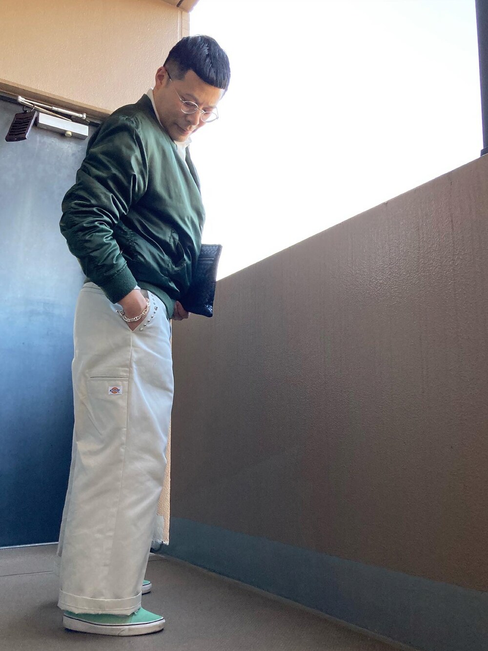 「シンプルコーデ、カジュアルコーデ、休日スタイル、はるコーデ、おしゃれさんと繋がりたい、大人コーデ、Dickies、HERMES、BOTTEGA VENETA、TOGA VIRILIS」|「TOGA VIRILISのWIDE PANTS DICKIES SP MEN(チノパンツ、ホワイト系)」を使った、マーチンさん(メンズ・172cm)の春コーディネートの2枚目の写真