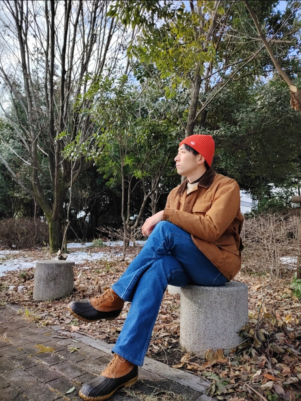 ブラウン系のその他アウター、その他のニット/セーター、ブルー系のデニムパンツを着用したメンズの冬コーディネートの3枚目の写真