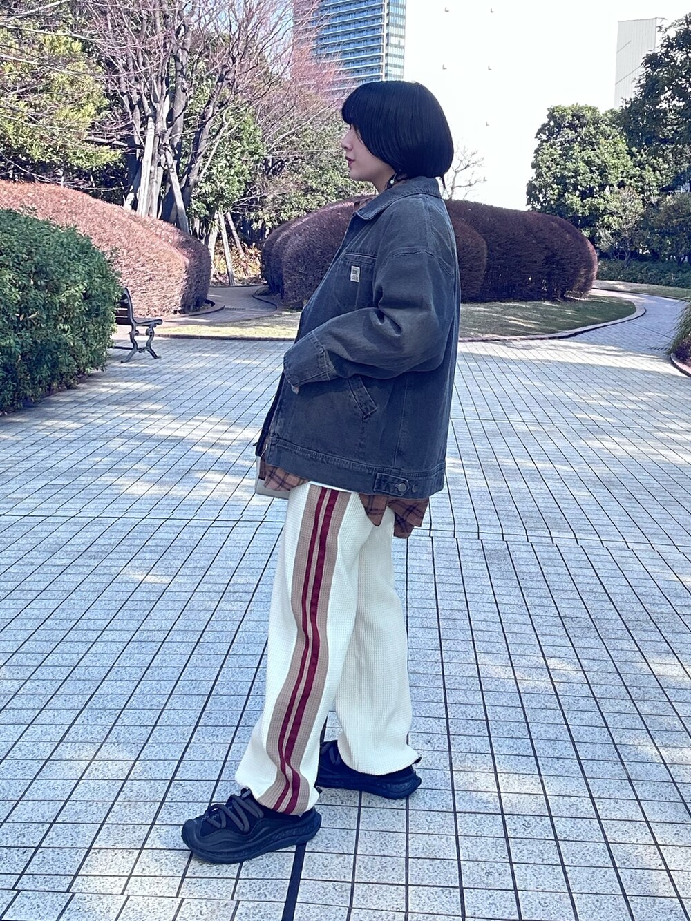 イエロー系のシャツ/ブラウス、ベージュ系のその他パンツ、ブラック系のブルゾンを着用したレディースの冬コーディネートの2枚目の写真