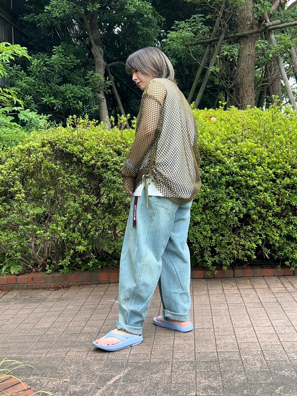 グリーン系のシャツ/ブラウス、ブルー系のデニムパンツを着用したレディースの夏コーディネートの2枚目の写真