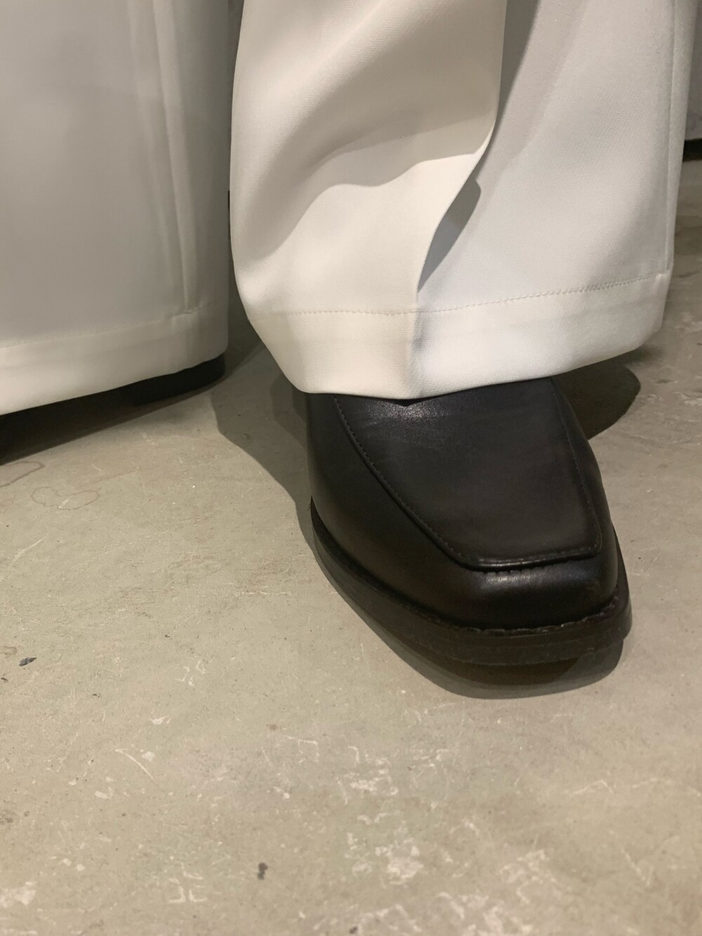 「シャツスタイル、スラックス、フレアパンツ、ホワイト、ワントーンコーデ、春コーデ、サングラス、ヒールローファー、ネクタイ、ショルダーバッグ、ポケット、ドレスシューズ、tk.TAKEO KIKUCHI」｜「tk.TAKEO KIKUCHIのネクタイ付きシャツセットアップ（セットアップ、グレー系）」を使った、hiromuさん（メンズ・175cm）の春コーディネートの5枚目の写真