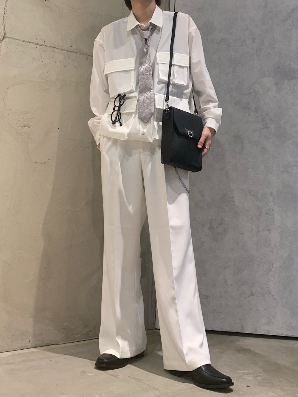 「シャツスタイル、スラックス、フレアパンツ、ホワイト、ワントーンコーデ、春コーデ、サングラス、ヒールローファー、ネクタイ、ショルダーバッグ、ポケット、ドレスシューズ、tk.TAKEO KIKUCHI」｜「tk.TAKEO KIKUCHIのネクタイ付きシャツセットアップ（セットアップ、グレー系）」を使った、hiromuさん（メンズ・175cm）の春コーディネートの2枚目の写真