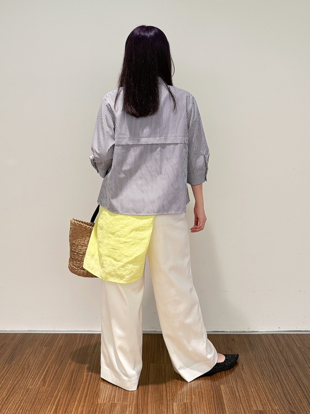 グレー系のシャツ/ブラウス、ブラック系のタンクトップ、イエロー系のシャツ/ブラウスを着用したレディースの夏コーディネートの4枚目の写真