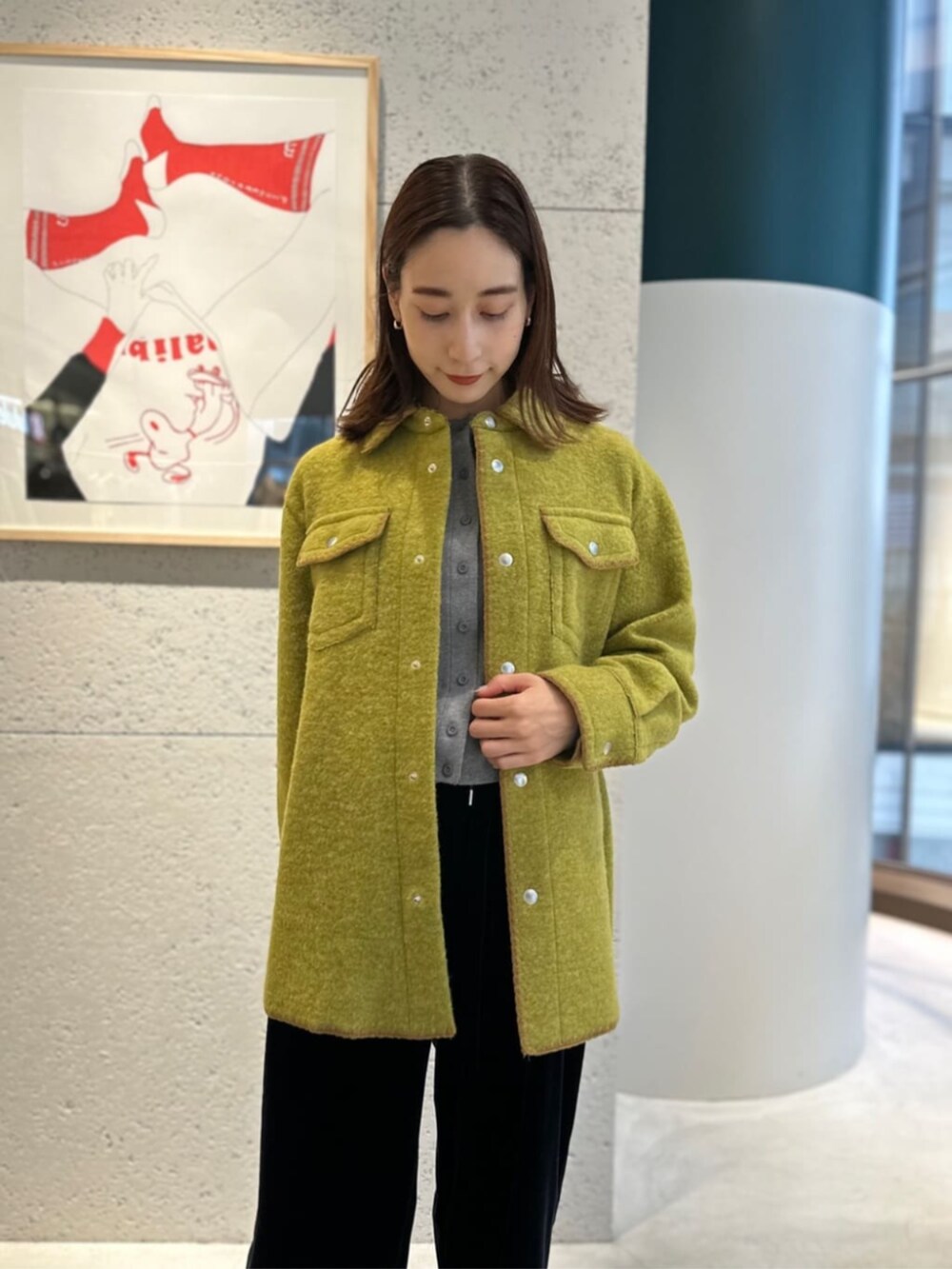 ブラック系のその他パンツ、グリーン系のブルゾン、グレー系のカーディガン/ボレロを着用したレディースの冬コーディネートの2枚目の写真