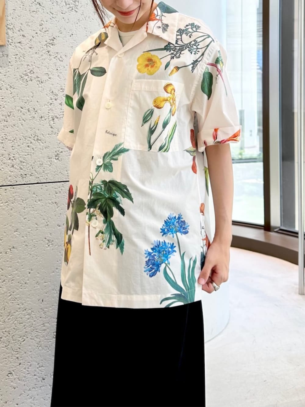 ベージュ系のサンダル、ブラック系のワンピース、イエロー系のシャツ/ブラウスを着用したレディースの夏コーディネートの3枚目の写真