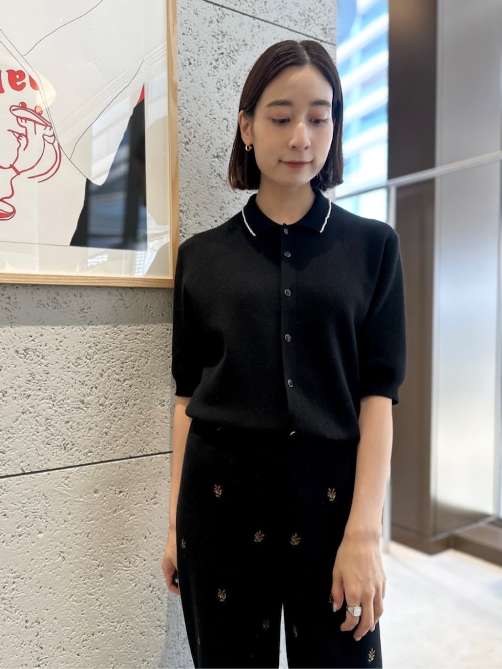 ブラック系のサンダル、イエロー系のテーラードジャケット、ブラック系のカーディガン/ボレロを着用したレディースの春コーディネートの5枚目の写真