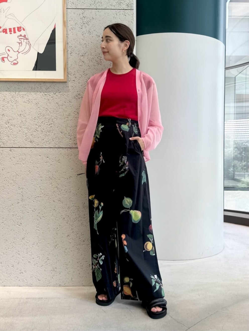 ブラック系のサンダル、ピンク系のニット/セーター、レッド系のニット/セーターを着用したレディースの夏コーディネートの2枚目の写真