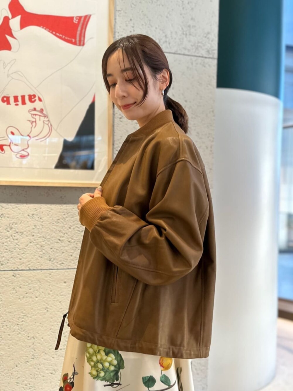 「TOMORROWLAND、トゥモローランド、caban、TOMORROWLAND .B、レザージャケット、レザーブルゾン、ボタニカル柄、キャミワンピ、柄シャツ、フラワープリント、レイヤードスタイル」｜「TOMORROWLAND .BのTOMORROWLAND .B アンティークレザー ブルゾン（ブルゾン、イエロー系）」を使った、Ono_TOMORROWLANDさん（レディース・159cm）の秋コーディネートの4枚目の写真