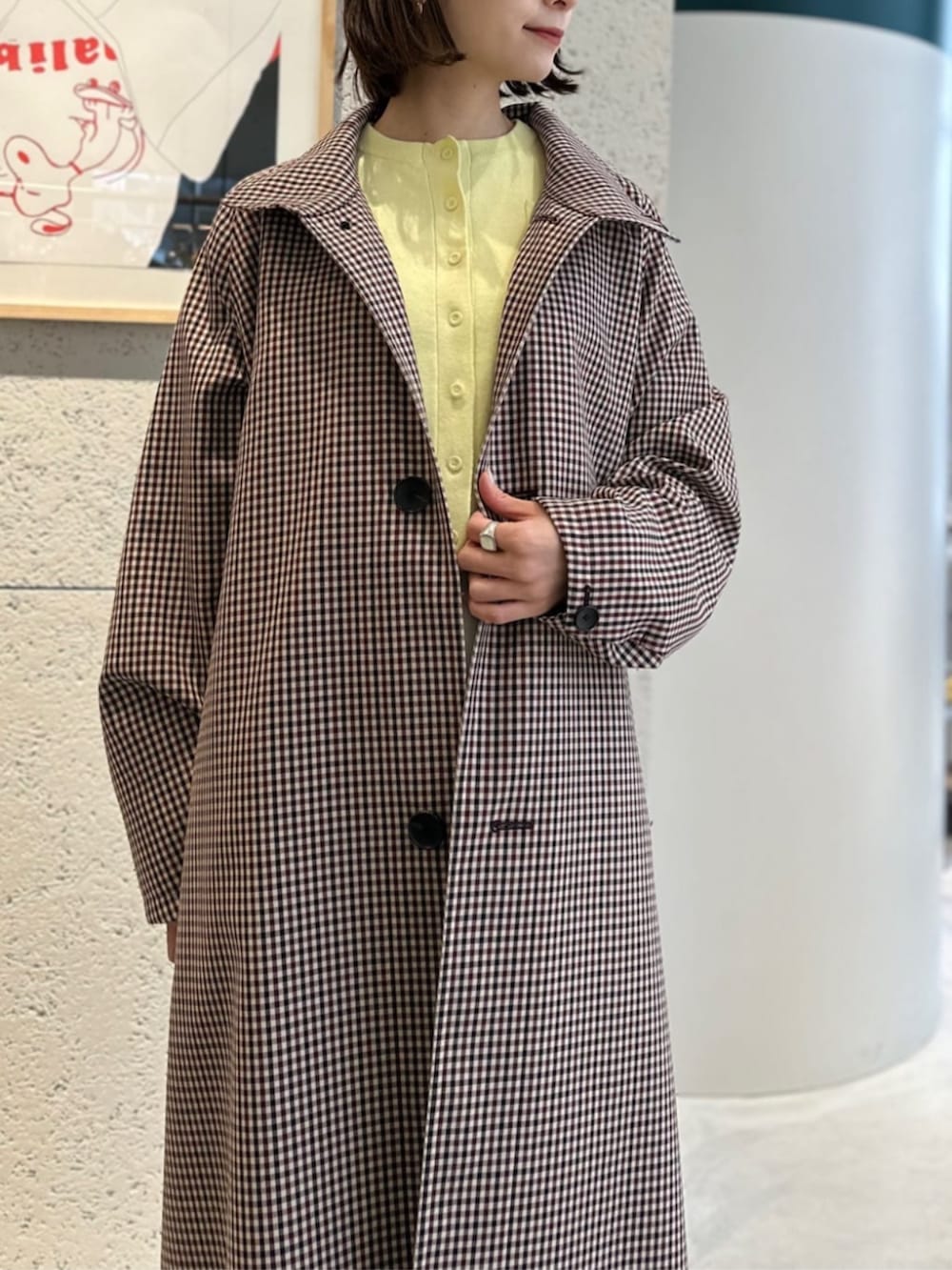 ホワイト系のその他パンツ、ブラウン系のその他アウター、イエロー系のカーディガン/ボレロを着用したレディースの春コーディネートの3枚目の写真