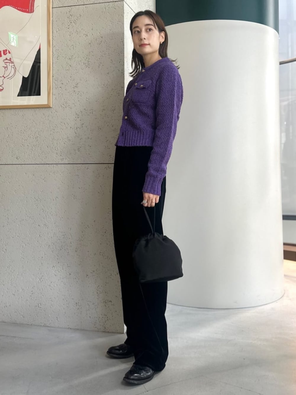 ブラック系のショルダーバッグ、ブラック系のその他パンツ、パープル系のカーディガン/ボレロを着用したレディースの秋コーディネートの3枚目の写真