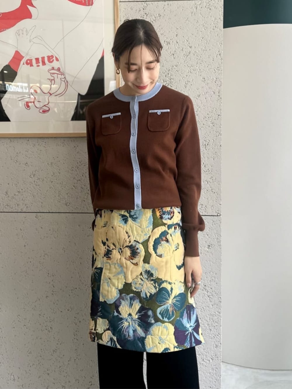 ブラック系のその他パンツ、ブラウン系のカーディガン/ボレロ、ブルー系のスカートを着用したレディースの秋コーディネートの4枚目の写真