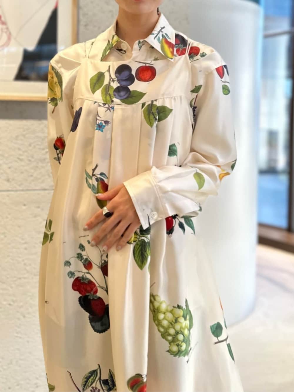 「TOMORROWLAND、トゥモローランド、caban、TOMORROWLAND .B、レザージャケット、レザーブルゾン、ボタニカル柄、キャミワンピ、柄シャツ、フラワープリント、レイヤードスタイル」｜「TOMORROWLAND .BのTOMORROWLAND .B アンティークレザー ブルゾン（ブルゾン、イエロー系）」を使った、Ono_TOMORROWLANDさん（レディース・159cm）の秋コーディネートの5枚目の写真