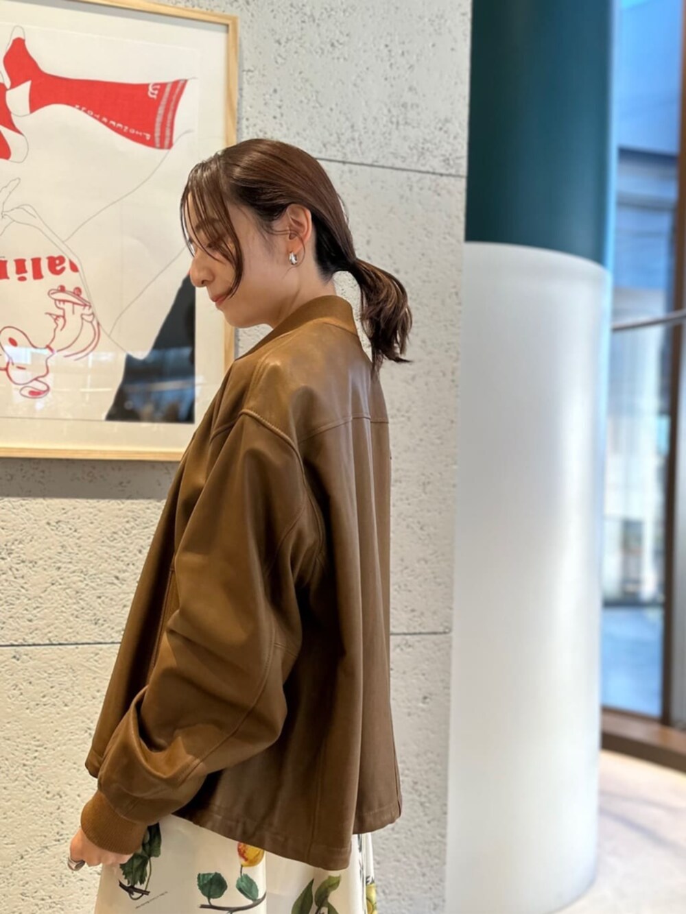 「TOMORROWLAND、トゥモローランド、caban、TOMORROWLAND .B、レザージャケット、レザーブルゾン、ボタニカル柄、キャミワンピ、柄シャツ、フラワープリント、レイヤードスタイル」｜「TOMORROWLAND .BのTOMORROWLAND .B アンティークレザー ブルゾン（ブルゾン、イエロー系）」を使った、Ono_TOMORROWLANDさん（レディース・159cm）の秋コーディネートの3枚目の写真