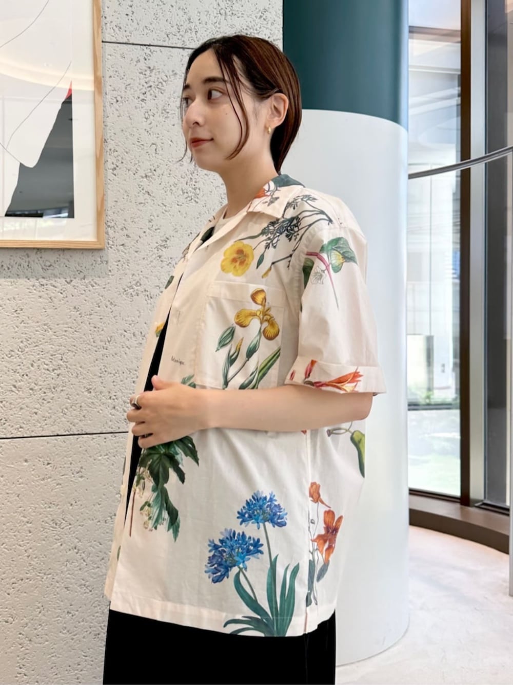 ベージュ系のサンダル、ブラック系のワンピース、イエロー系のシャツ/ブラウスを着用したレディースの夏コーディネートの4枚目の写真