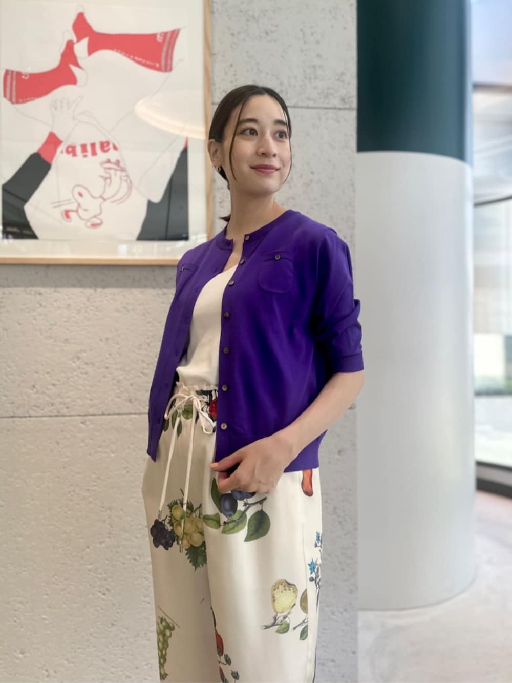 ベージュ系のサンダル、ホワイト系のその他パンツ、ホワイト系のニット/セーターを着用したレディースの夏コーディネートの2枚目の写真