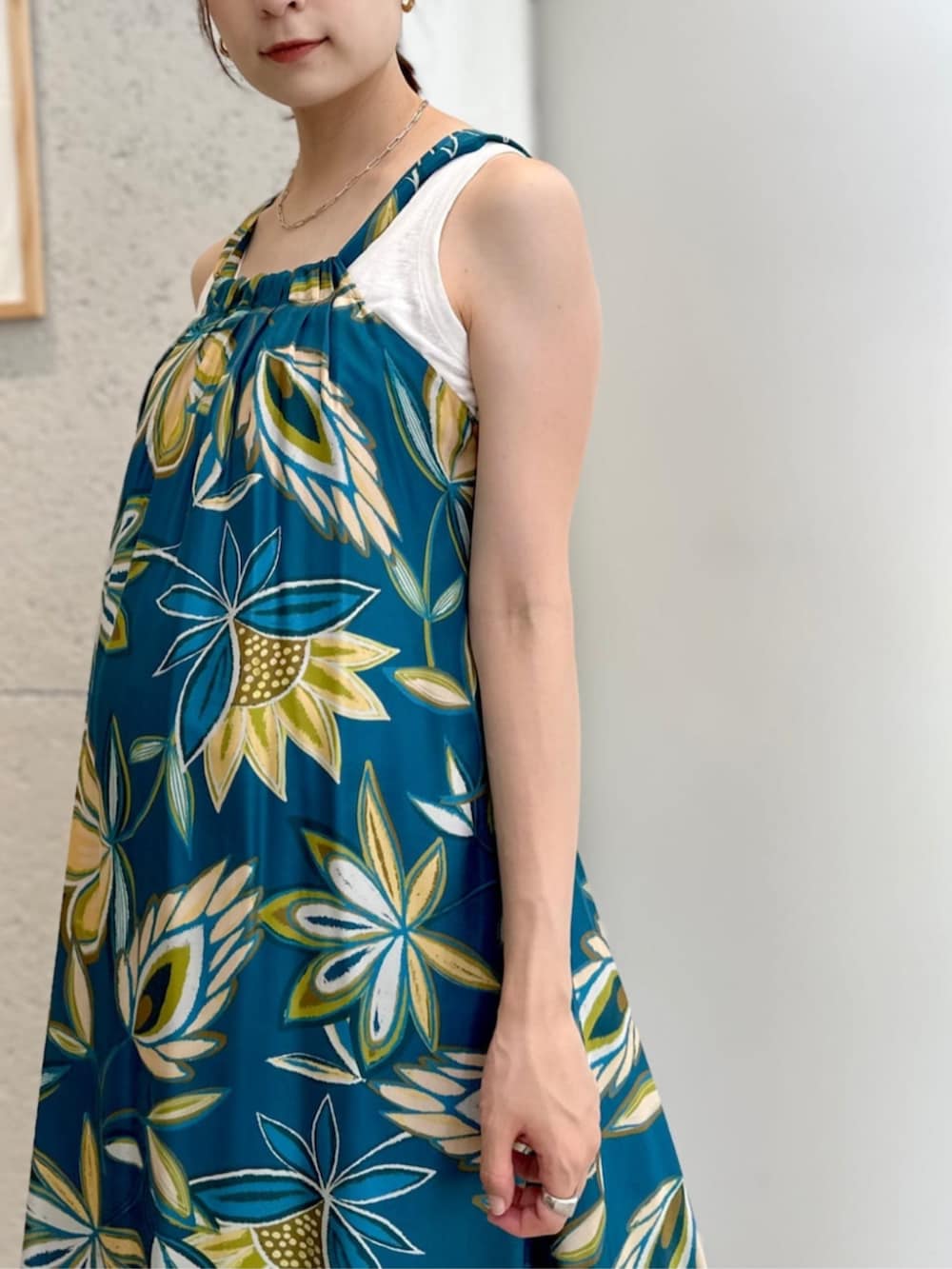 ベージュ系のサンダル、ピンク系のニット/セーター、ブルー系のワンピースを着用したレディースの夏コーディネートの5枚目の写真